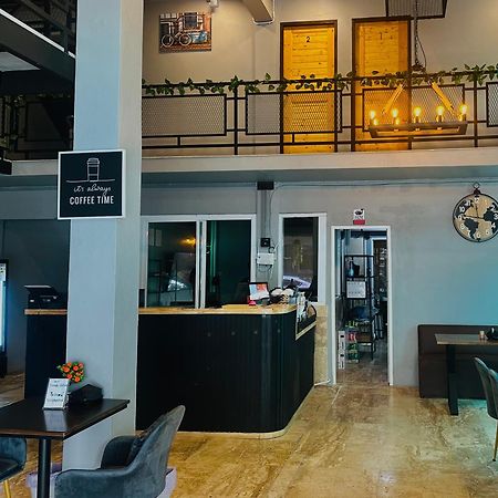 Champagne Hostel & Cafe Pattaya Exterior foto