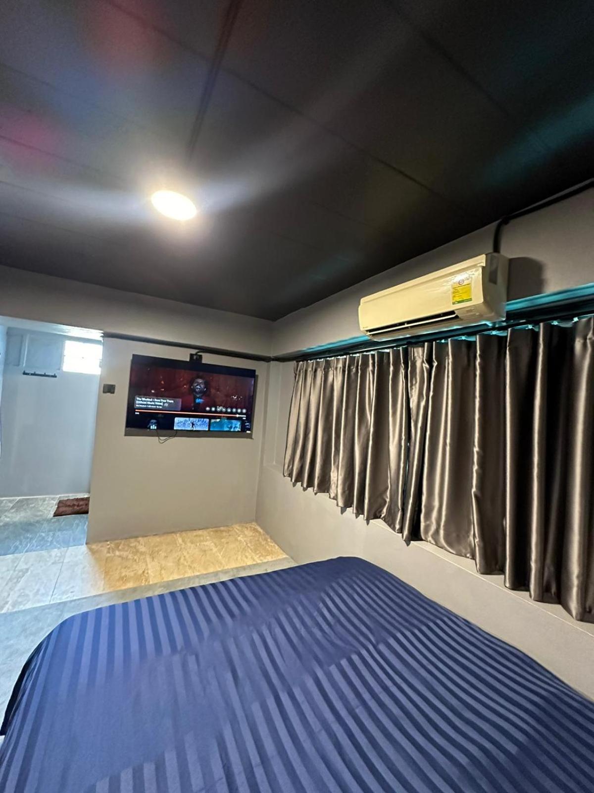 Champagne Hostel & Cafe Pattaya Exterior foto